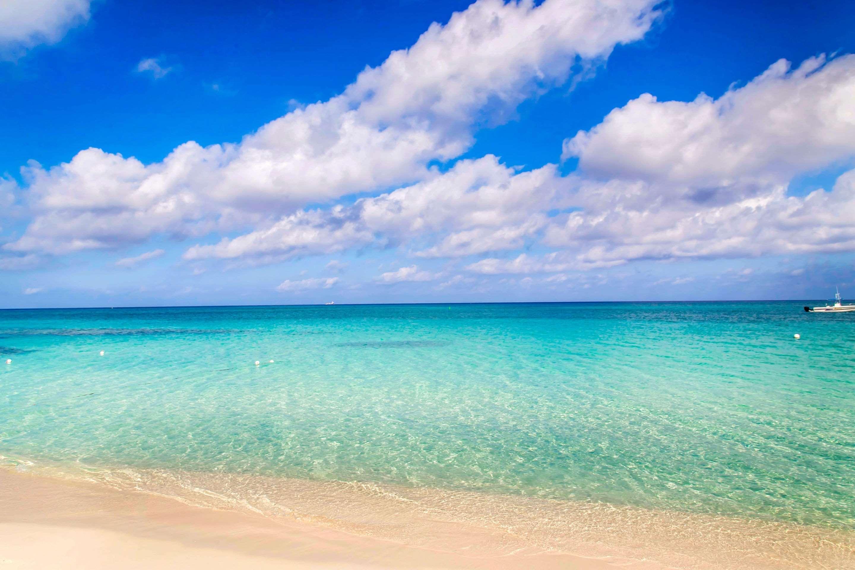 Hampton By Hilton Grand Cayman Seven Mile Beach George Town Exterior photo